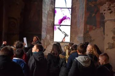 Les écoliers découvrent les vitraux de la basilique
