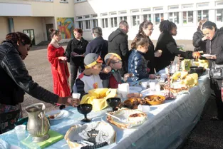 Un banquet médiéval dans la cour de l’école