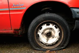 Les pneus de 15 voitures crevés