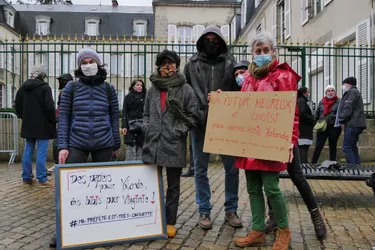 En soutien à Yolande, Congolaise réfugiée en Creuse, près de 100 personnes manifestent devant la préfecture
