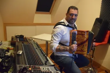 À Saint-Flour (Cantal), Jérôme Farges a repris l'accordéon et poste ses vidéos sur Facebook pour garder le lien