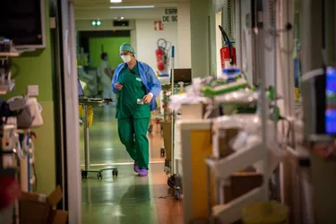 "Nous n'avons plus aucun lit libre" : à l'hôpital Lariboisière, à Paris, le service réanimation sous pression