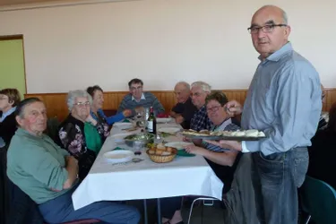 Les aînés réunis pour partager le repas communal servi par les élus