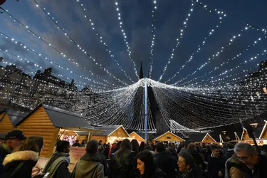 Le marché de Noël de Clermont-Ferrand ouvre ses chalets à partir de vendredi 19 novembre place de la Victoire