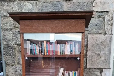Une boîte à livres devant la mairie