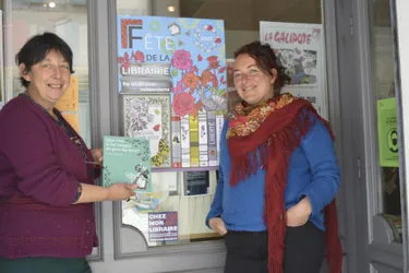 Un livre et une rose offerts à la librairie Tout un Monde d'Ambert (Puy-de-Dôme) à l'occasion de la Fête de la librairie