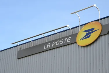 Des employés du centre de tri de La Poste, à Yzeure (Allier), mobilisés depuis trois jours