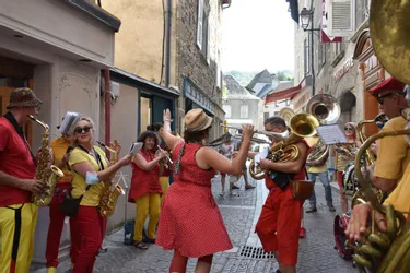 Le tout premier festival La rue est à nous de Chaudes-Aigues (Cantal) a attiré les spectateurs samedi