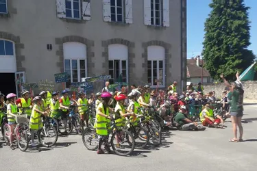 Les élèves de CM2 de l’école primaire ont rejoint le groupe à vélo