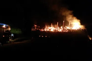 Une grange ravagée par les flammes à Saint-Illide