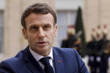 Emmanuel Macron promet un vaccin à "tous les Français qui le souhaitent d'ici la fin de l'été"