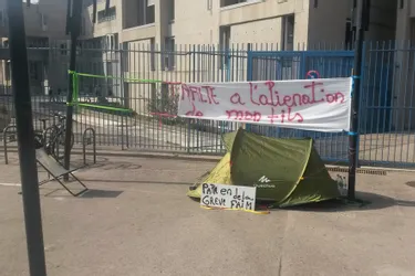 Un père en grève de la faim devant le palais de justice : "Il est seul responsable de la situation"