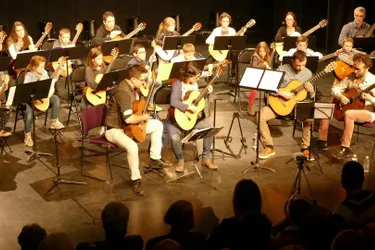 Dix-huit élèves de l’école de musique avec le trio Explora