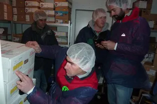 Action de la FDSEA et des Jeunes agriculteurs à Aurillac dans les cuisines de restauration collective