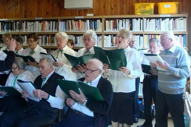 Les aînés chantent avec la chorale Péchiney