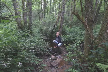 Un enfant sauvage explore les profondes forêts de la Creuse