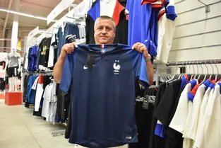 Seuls quatre exemplaires du nouveau maillot des Bleus sont arrivés pour l'instant à Montluçon