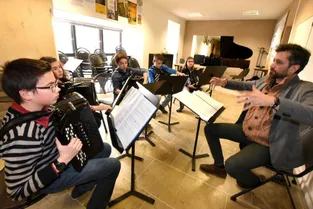 Gonzalo Bustos crée une pièce avec les classes à horaires aménagés musique du collège Jules-Ferry