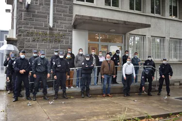 Les policiers de Riom ont déposé leurs menottes au sol, devant leur commissariat, pour exprimer leur "ras-le-bol"