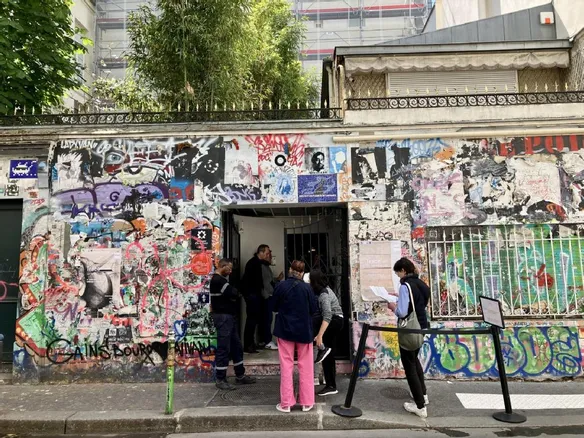A Paris, rue de Verneuil, Serge Gainsbourg n'est pas si mort que ça - L