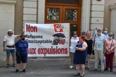 Un rassemblement d'opposants aux expulsions de locataires, devant la sous-préfecture de Montluçon (Allier), ce mercredi
