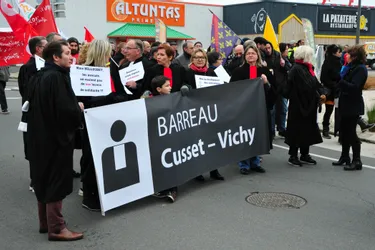 Des avocats parmi les 500 manifestants mobilisés à Vichy, ce samedi