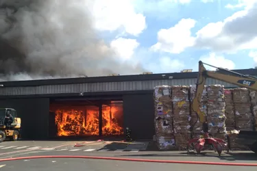 Incendie à l'entreprise Échalier de Clermont-Ferrand : le feu est désormais circonscrit