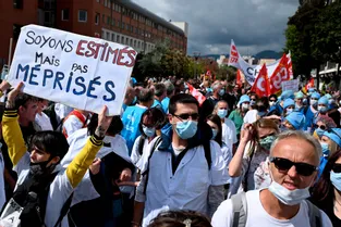 Les soignants mobilisés accueillis en "héros" lors des manifestations à Clermont-Ferrand