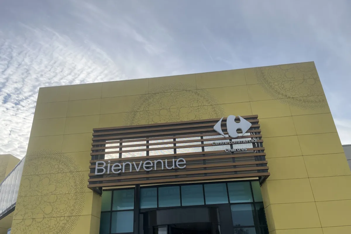 Au Carrefour de Chartres, elle tente de payer 1 500 euros de courses  avec... le chquier de son ex - L'cho Rpublicain