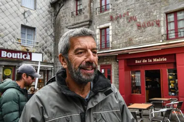 Michel Cymes en tournage à Besse (Puy-de-Dôme) : « J’apprends le métier d’acteur sur le tas »