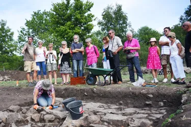 Les fouilles sur le site se sont poursuivies hier sous le soleil… et le regard curieux des visiteurs