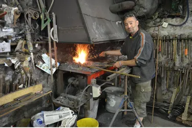 Arnaud Touraine a ouvert un atelier d’artisanat d’art à Châtelus, « les Faires aux feux »