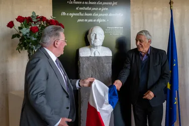 Un buste à l'effigie de François Mitterrand inauguré au conseil départemental du Puy-de-Dôme