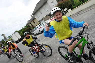 Les écoliers à la découverte du patrimoine local à vélo, avec le P'tit Tour