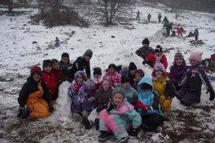 Les écoliers goûtent les joies de la neige