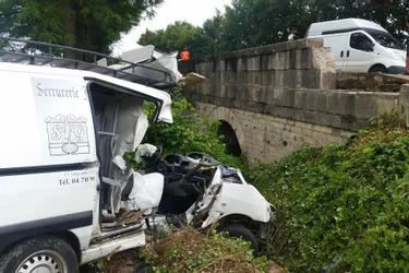 [Mis à jour] La voiture tombe du pont : l'artisan et son apprenti grièvement blessés