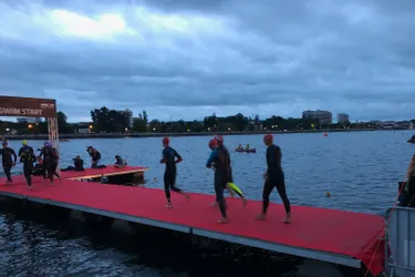 Les athlètes de l'Ironman Vichy (Allier) se jettent à l'eau