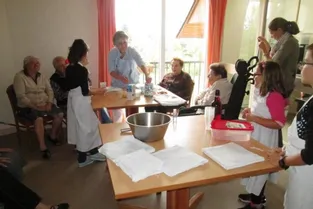 Un atelier cuisine intergénérationnel à l’Ehpad de Montsalvy