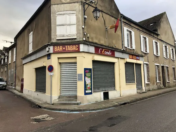 Le bar-tabac L'Escale à Pont-sur-Yonne cambriolé dans la nuit du 3 au 4  décembre