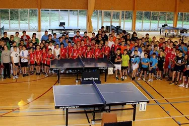 24 aires de jeu pour 150 jeunes pongistes à la salle des sports