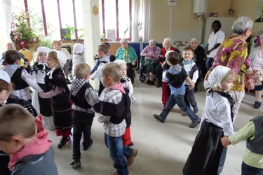 Les élèves de maternelle ont dansé pour les aînés