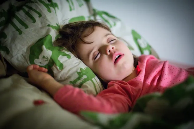 Travail, écrans, cigarettes... Qu'est-ce qui empêche les Français de dormir  suffisamment ?