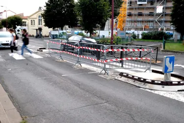 Ivre, une conductrice percute une barrière sur un passage piéton à Issoire (Puy-de-Dôme)