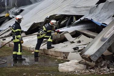 Violent incendie dans un hangar à Thiers : les pompiers toujours mobilisés