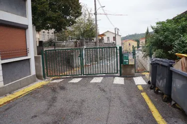 Deux portails ferment la rue des Ecoles