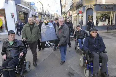 Des personnes handicapées manifestent leur colère à Moulins