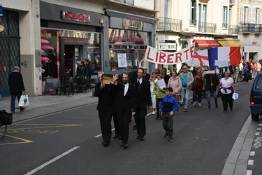 Une centaine de personnes ont défilé contre le pass sanitaire ce samedi 2 octobre à Montluçon (Allier)