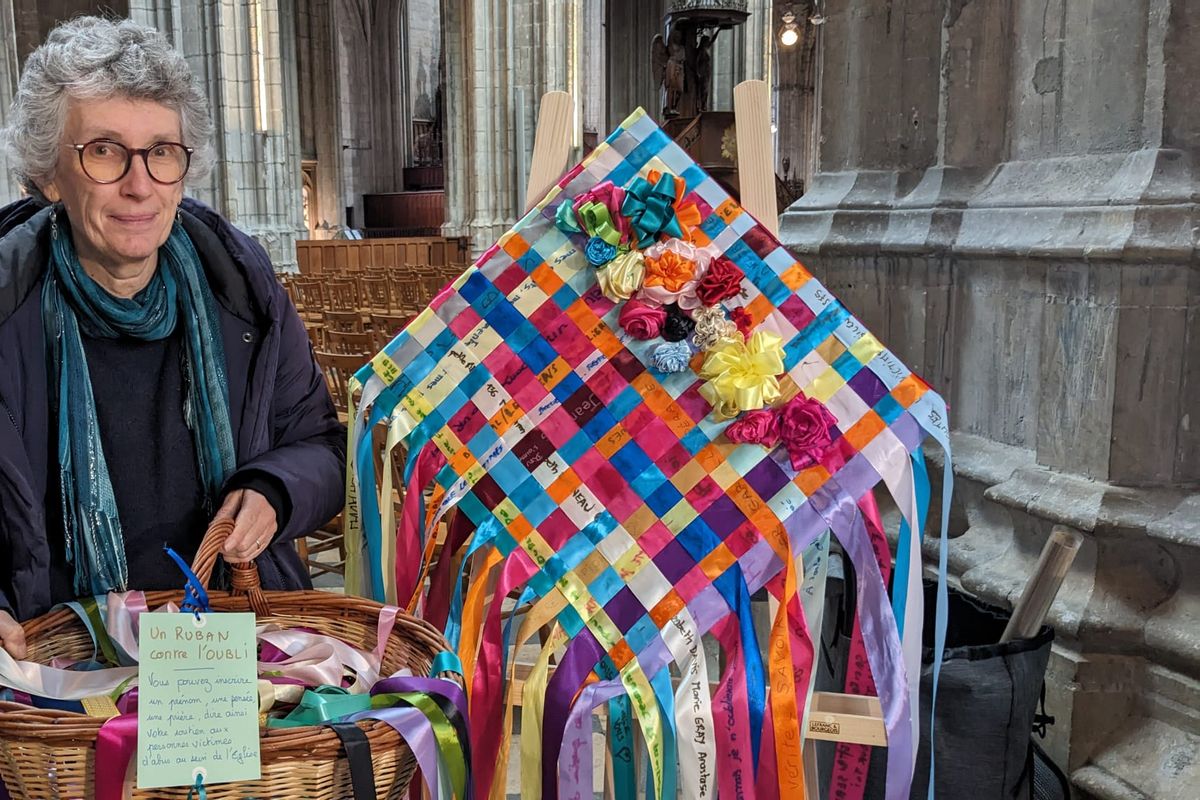 Abus sexuels dans l'Église: des Rubans contre l'oubli «des enfants qui ont perdu leur enfance» @sandalesetbaton