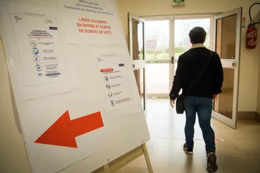 En images, les mesures pour lutter contre le coronavirus dans les bureaux de vote pour les municipales