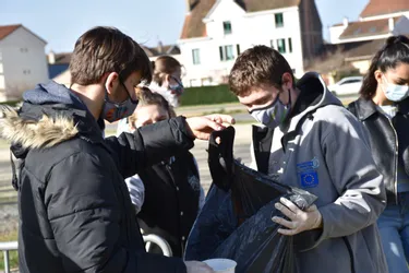 Une culotte, un pneu, un presse-purée, des masques : plus de 160 kg de déchets ramassés par les lycéens de Germaine-Tillion, à Thiers